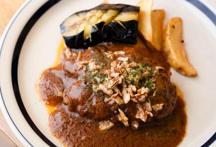 ハンバーグ（200g）1200円。サラダ・ライス付き。ランチの定食には味噌汁も付く。