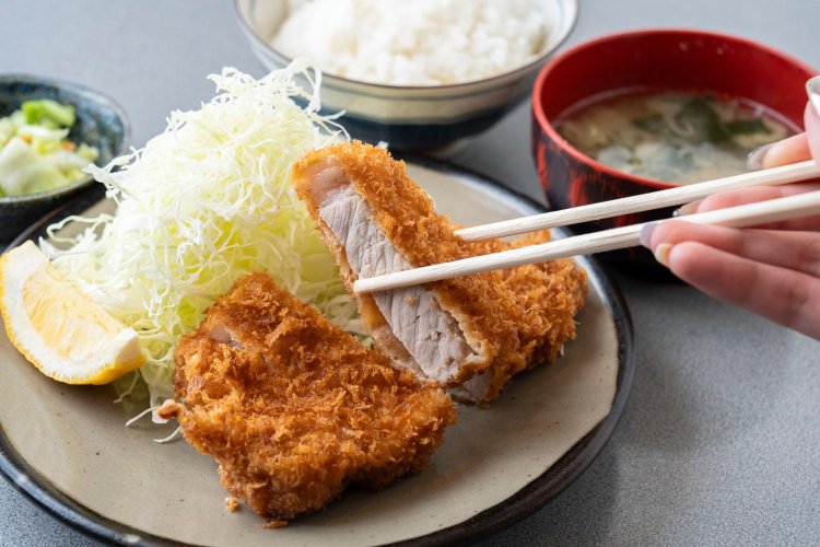 「下田さん家の豚肉」を使用したとんかつ定食1200円。千葉県産「林SPFロース」のとんかつも人気。