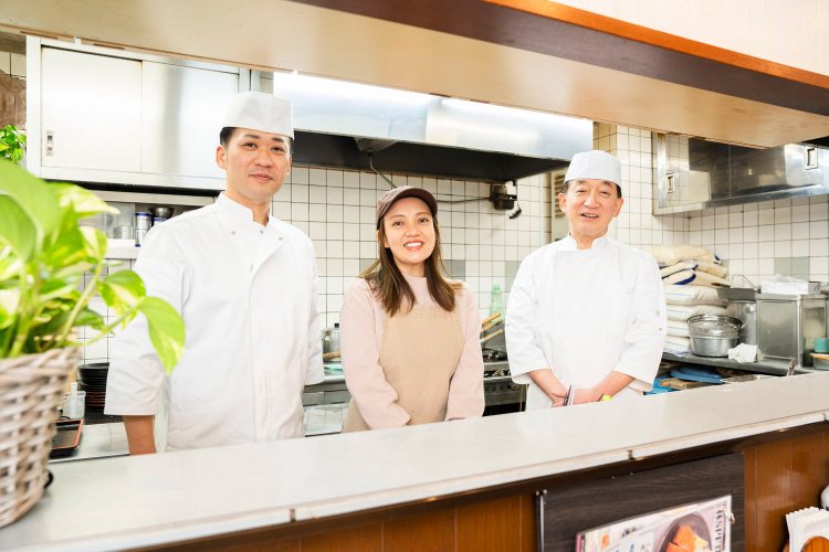 2代目の野村さん（右）と、3代目の息子夫婦。