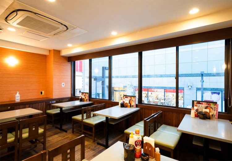 2階にはテーブル席を用意。窓から三鷹駅前の通りを見下ろせる。