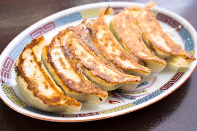 餃子500円。焼き目がパリッとして香ばしい。