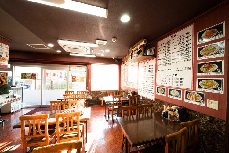 使い込まれてはいるが、清潔感のある店内。