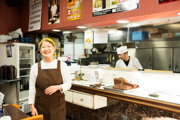 小榑さんの明るい笑顔が映える。