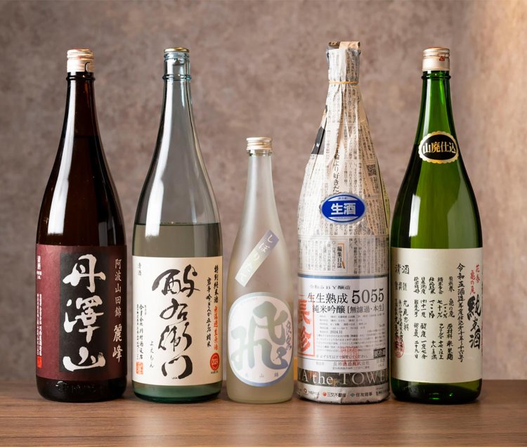 冷酒向け7割、燗向け3割ほど。この日は「酉与右衛門（よえもん）」や「長珍」「飛良泉」「悦凱陣」など、地方の酒販店からの仕入れも多い。90ⅿl 550円～。