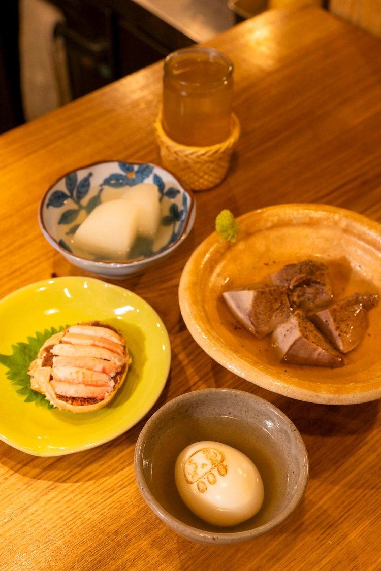 おでんのたまご220円は半熟。茹でたん660円。この日のむきセコ蟹1980円など海鮮料理も人気。魚介の仕入れは豊洲の『魚辰』から。