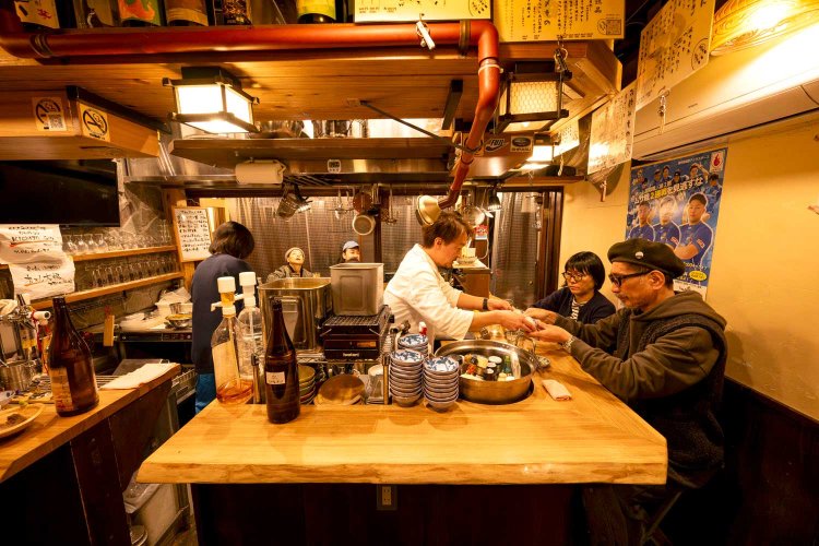 1階のカウンターは立ち飲みと座り席を用意。