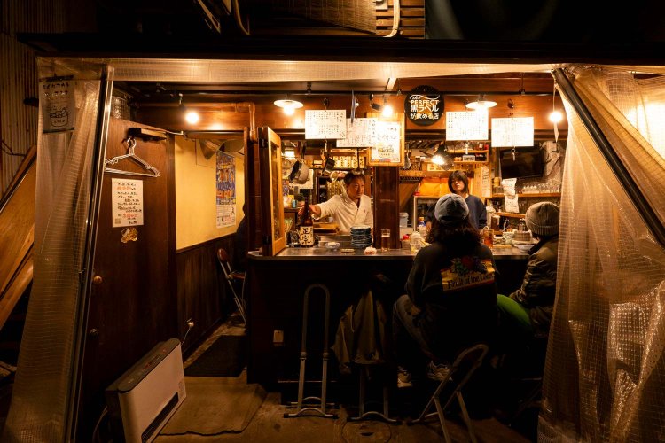 八丁通りの路地に立地。