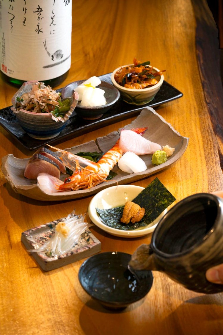 シラウオやサワラ、生ウニなど7種が並んだ刺し身全盛り1749円、おばんざい3種759円。