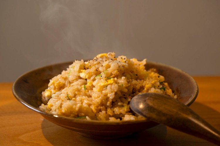 豚ナンコツ入りの炒飯869円。店主は中華でも修業。