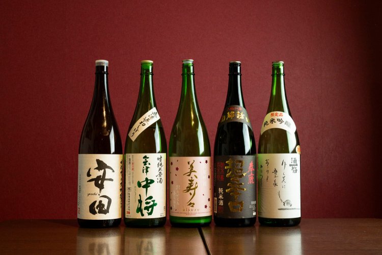 この日の日本酒は「酒一筋 かたつむり」「美寿々」「会津中将」ほか、酒質も産地も偏らないよう約6種。焼酎は「安田」や「中々」などを厳選。各120ⅿl 759円。