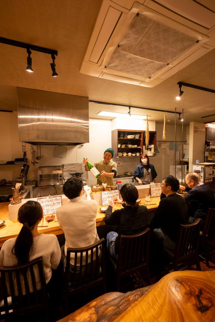 「接客は元気が一番」と店主。奥にテーブル席も。