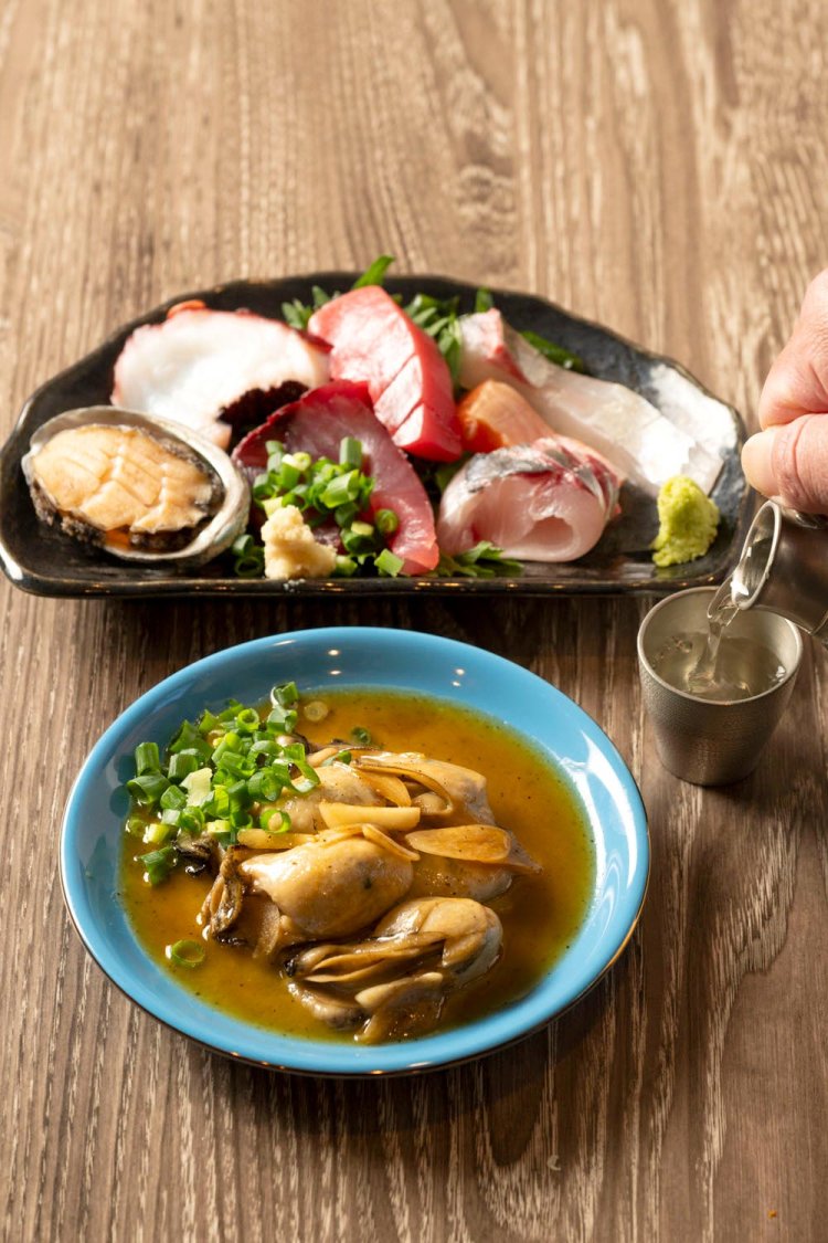 日生の牡蠣のバター炒め（写真手前）や天ぷら・フライは各990円。奥は店主のおまかせ刺し盛り7点。
