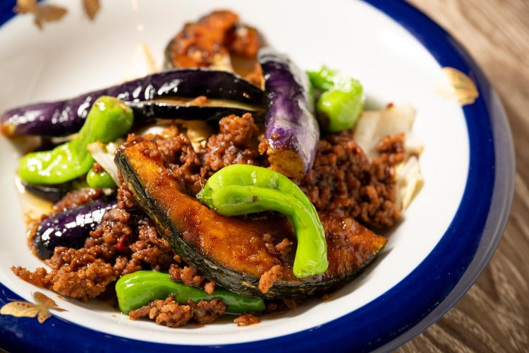 彩り野菜のピリ辛肉みそ炒め660円など中華メニューも。