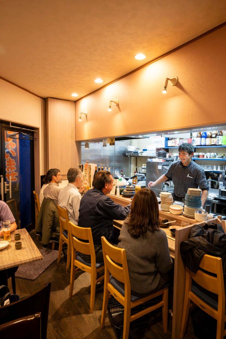 気さくな店主のファンも多い。テーブルも2卓用意。