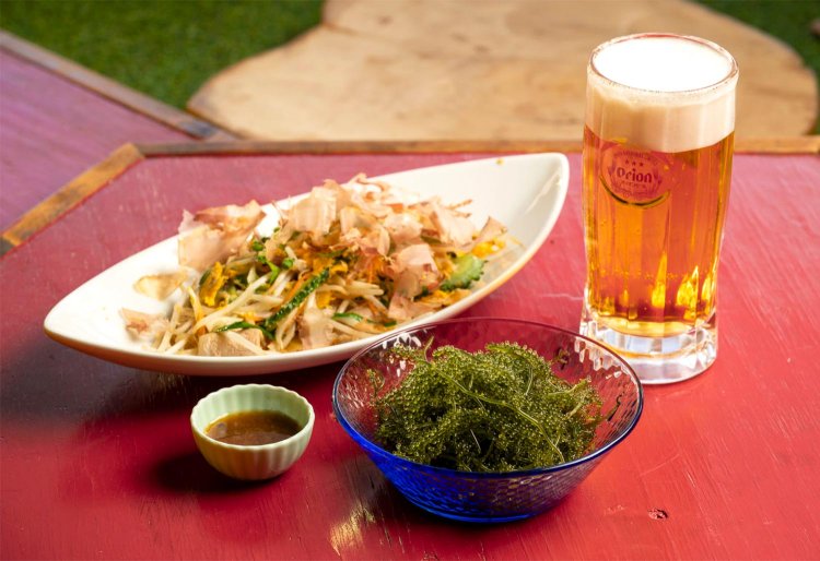 茎付きが珍しい海ぶどう680円、ゴーヤチャンプル780円。