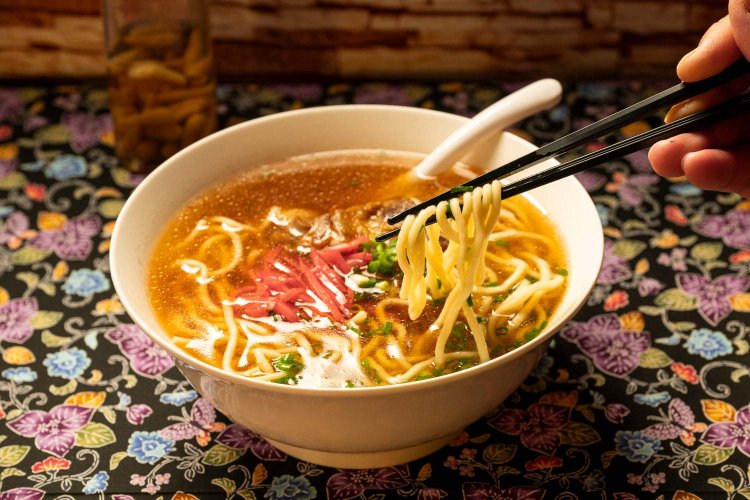 石垣島の製麺所から仕入れる丸いストレート麺を使う八重山そば780円。