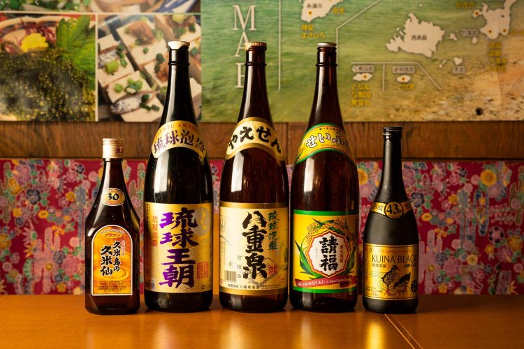 「八重泉」「請福（せいふく）」など石垣島の泡盛や、古酒も。1杯680円～。はいさいボール580円から久米仙のライスウイスキー880円まで沖縄の酒がずらり。