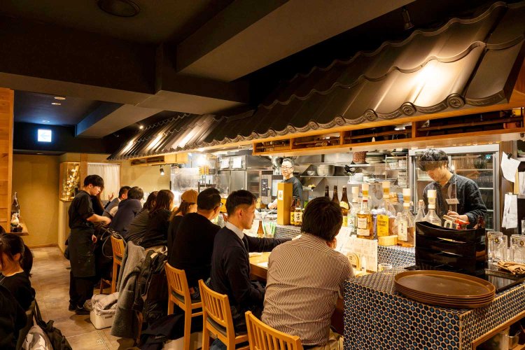 カウンターのほかテーブル席や半個室も。
