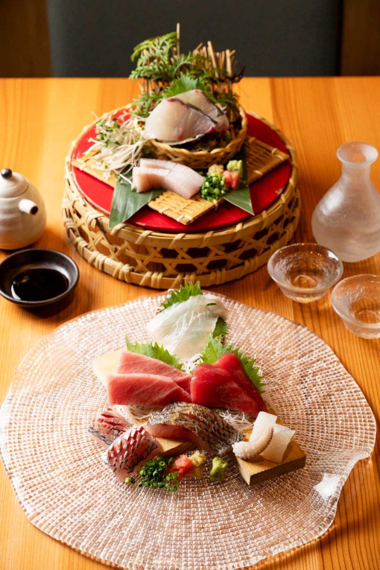 黒ムツあぶりやシマアジ、ヒラメ、大トロなどが彩るこの日の特上盛1540円。2人前からは2段重ねでサプライズ演出。