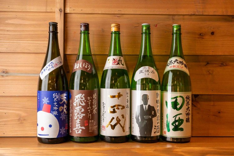 仕入れは『はせがわ酒店』からで、吟醸香のあるフルーティーな味わいの日本酒中心。1合990円の通常メニューに加え、「十四代」「飛露喜」など希少な銘酒も入荷する。