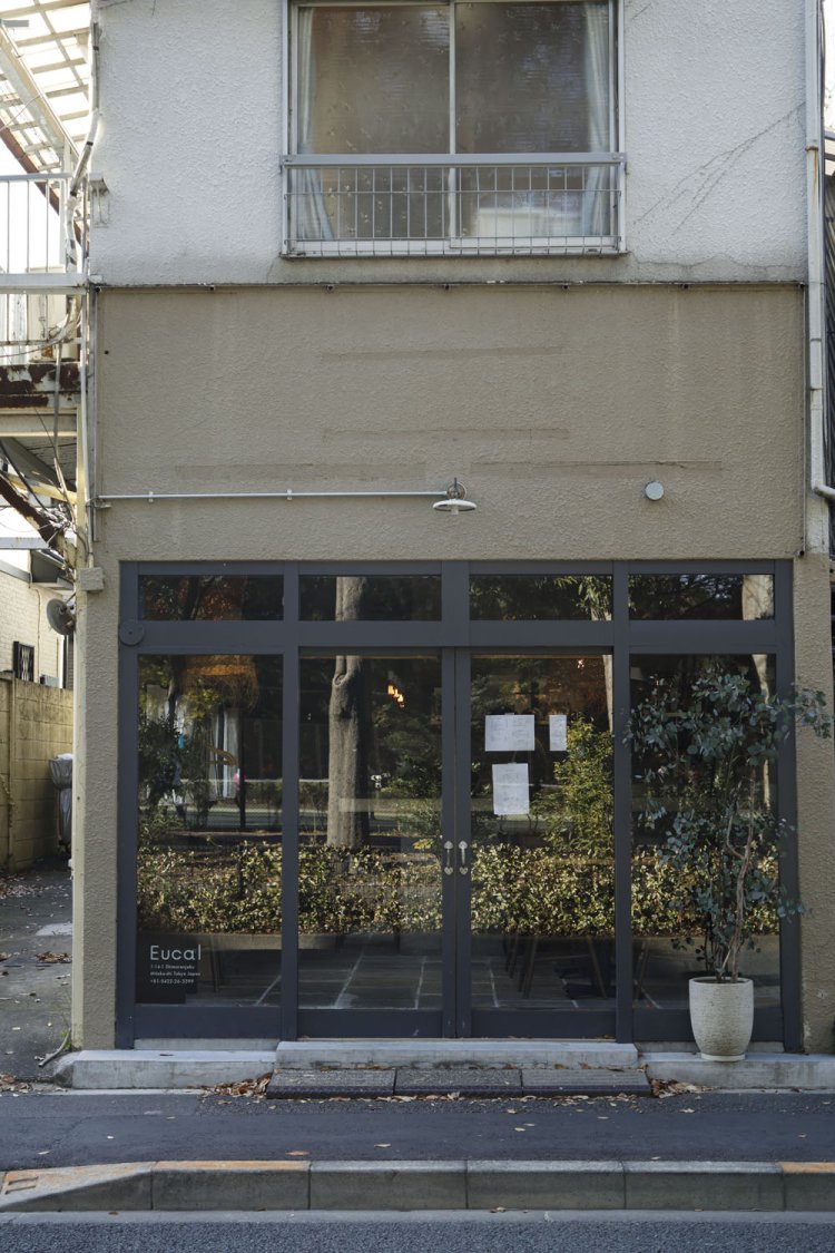 店主の大谷さんが仕込みから接客まで一人で切り盛り。