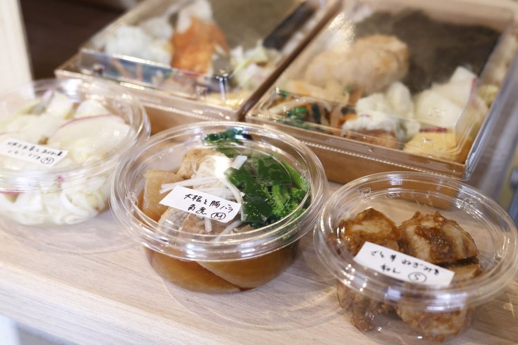 定食の主菜や副菜のほか、日替わりおかずが持ち帰りの総菜に。定番ののりから弁当1000円も。