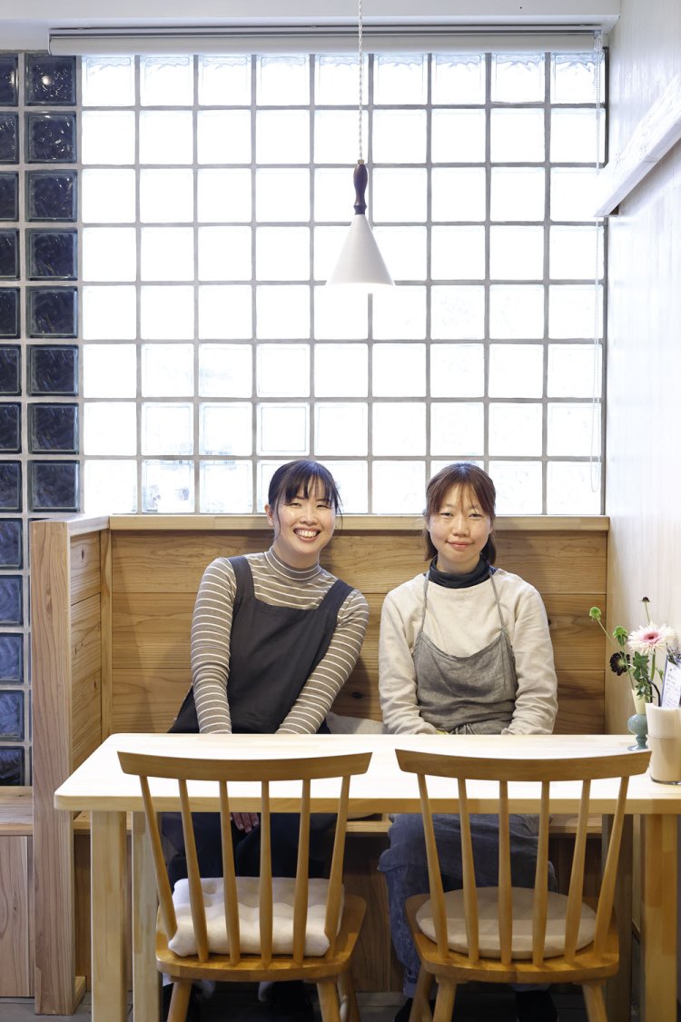 アパレルの仕事から料理の世界へ飛び込んだという店主の若木いく実さん(右)とスタッフの東さん。