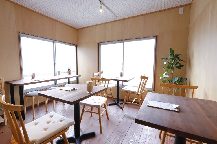 2階は広々としたテーブル席。