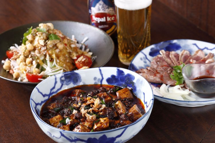 羊肉四川スパイス麻婆豆腐1100円、黒酢ソースや塩で味わうラムハツのレアステーキ820円、ヒヨコ豆サラダ680円。