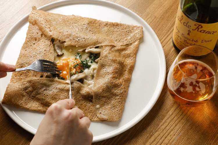 3種きのこと塩漬け豚のガレット1400円。フランスと同じ直径40cm。シードルはグラス600円～。