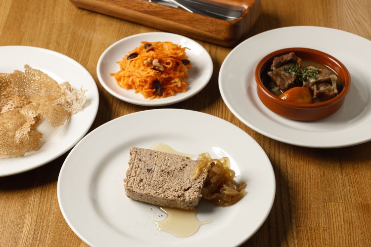 レバーパテ750円はパリパリに焼いたガレット生地付き。ラム肩肉のシードル煮込み850円ほか。