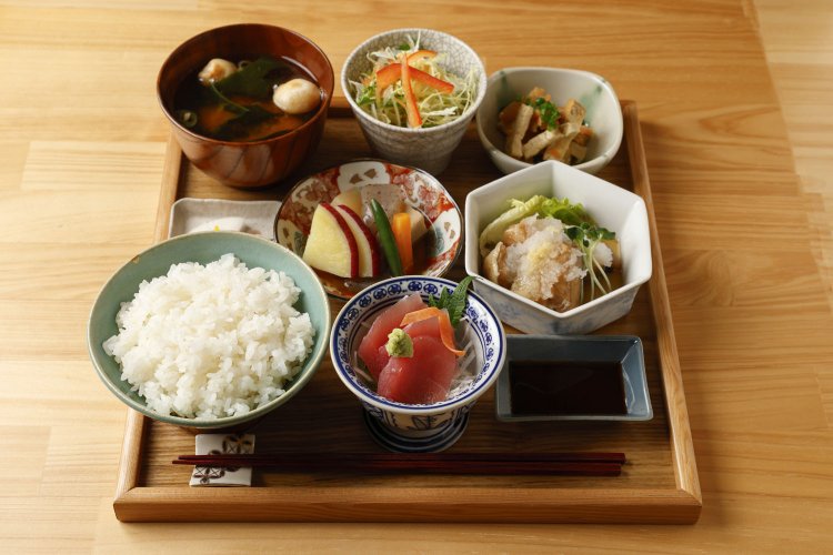 タラみぞれ煮とマグロ刺身小鉢1200円。小鉢は野菜の炊き合わせのほか、定食の内容は肉もあり。