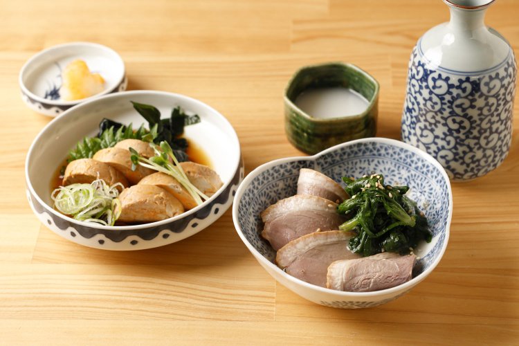 合鴨と春菊のおひたし600円やあん肝ポン酢700円など一品料理のほか、日本酒や国産ワインもある。