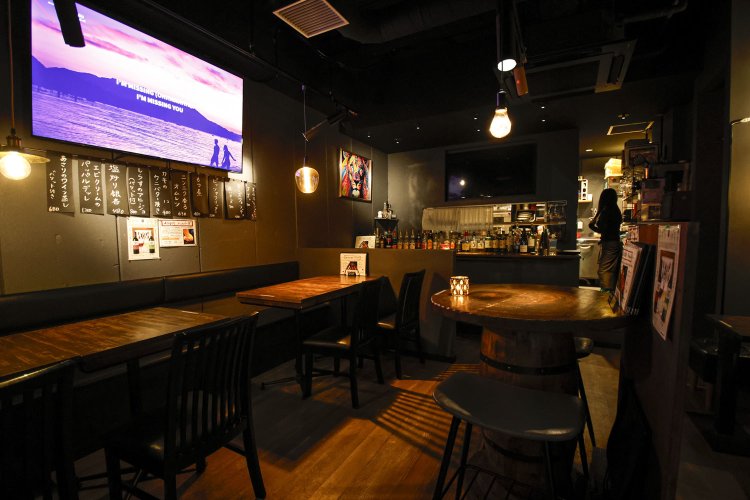 奥にバーカウンターがあり、スポーツイベントの際はスクリーンが大活躍。
