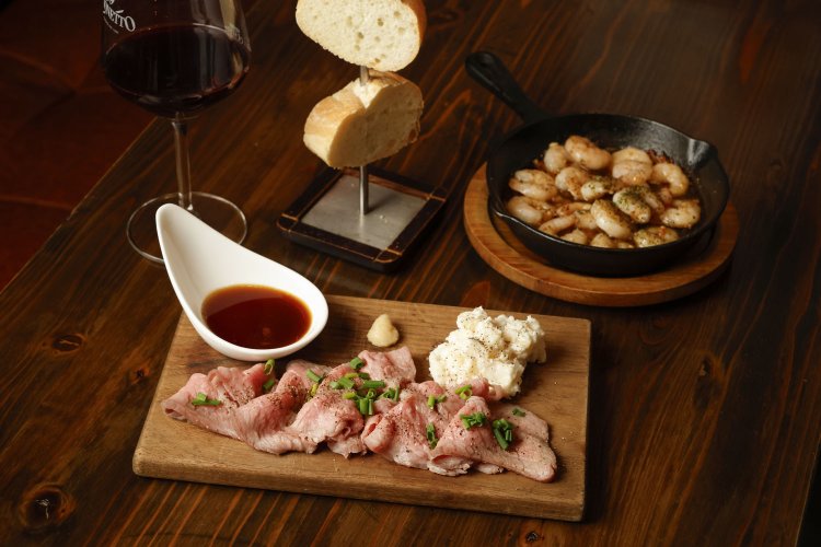 ローストビーフ660円は丼1300円でも提供。エビのアヒージョ880円(バゲット付き)。