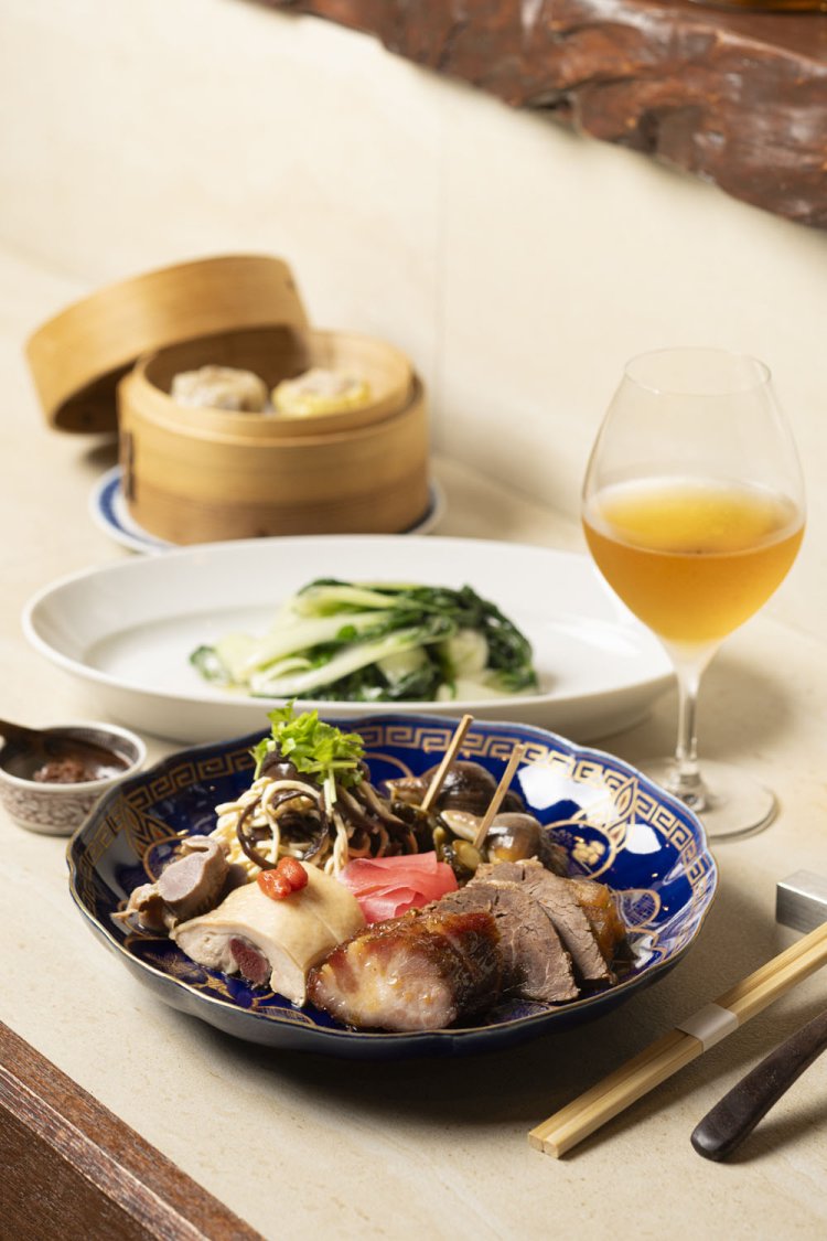 前菜5点盛り1200円～、中国野菜にんにく炒め1200円など。