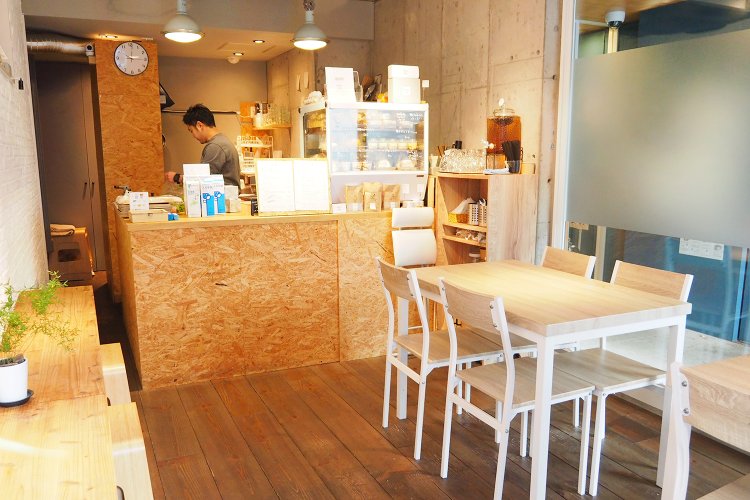 店内にはカウンターが4席、4人掛けのテーブルがふたつ。