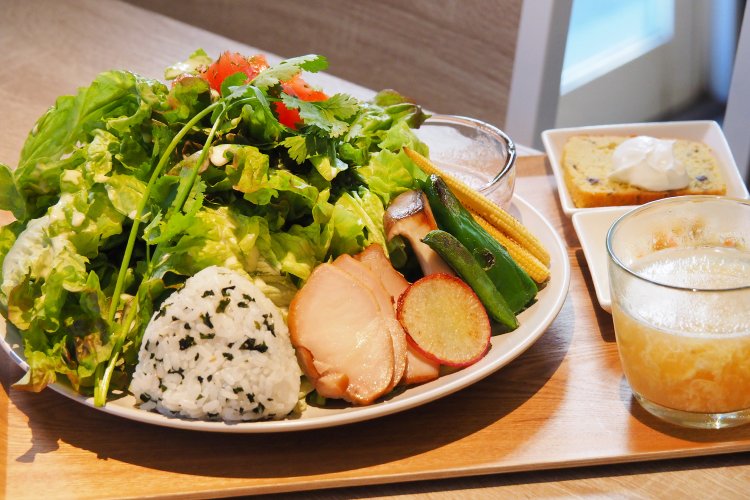 グリーンサラダボウル1000円。おにぎりかトーストかを選べる。