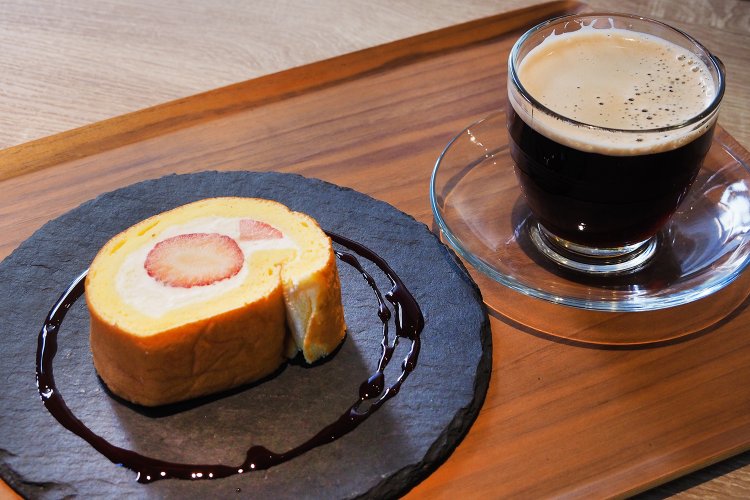 竹炭ドリップコーヒー400円、いちごロールケーキ400円。