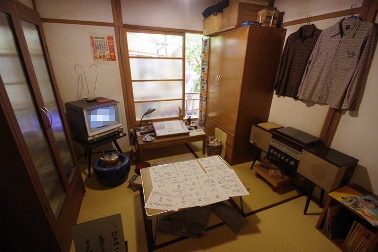 マンガ家たちの部屋を一部再現。炊事場やトイレも生活感たっぷりに再現されてて面白い。