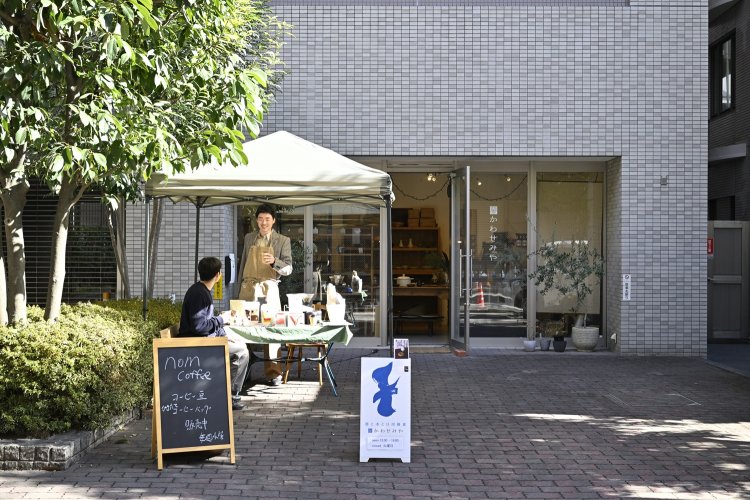 店頭で寛ぐ店主二人。『NOM COFFEE』店主・齊藤嵩昌さんもこの場所がお気に入り。