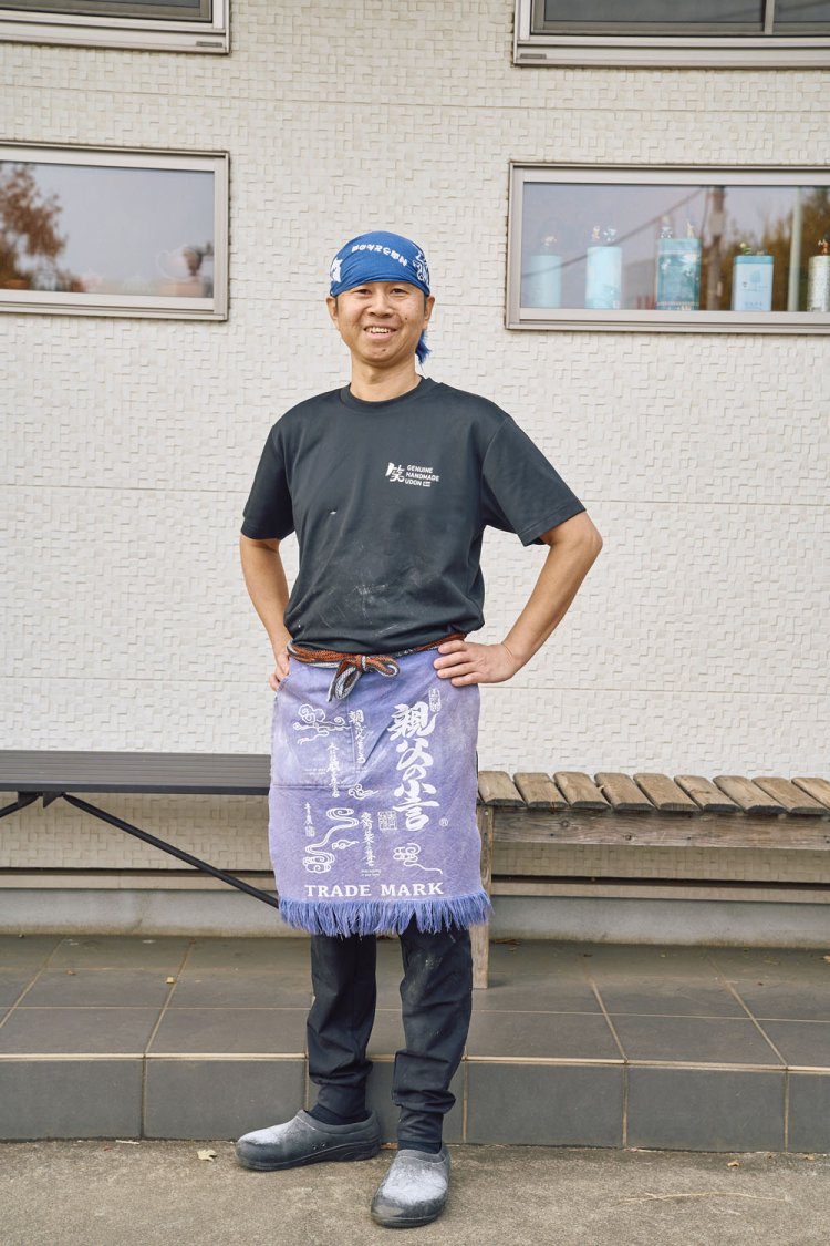 店主・榎本正英さん。「季節限定の創作村山うどんもご賞味ください」。