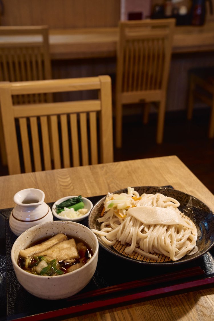 肉汁つけうどん880円。手作りラー油で味変するのもおすすめ。