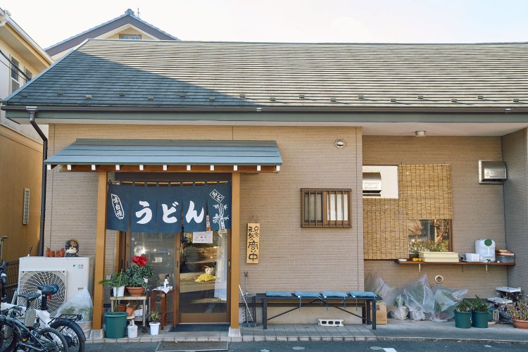 住宅地の中にある。