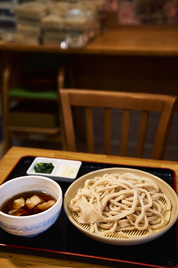 かつお出汁のつけ汁で味わう肉ざるうどんは600円。このご時世に破格！