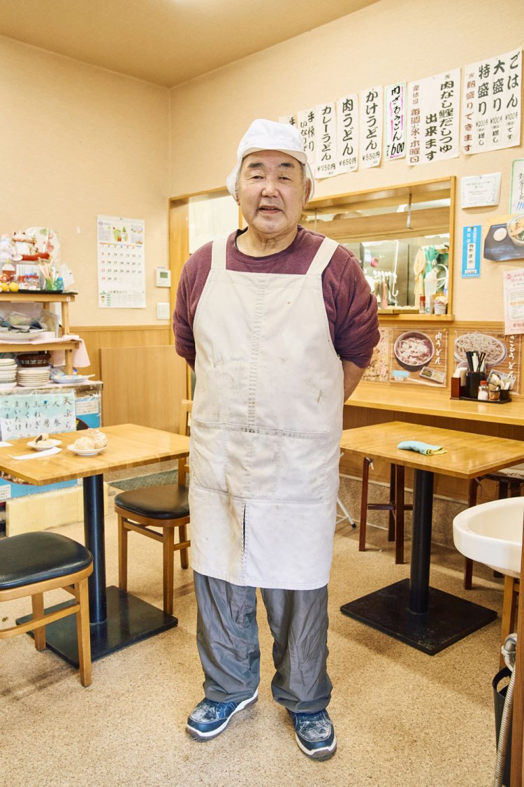 店主・内野理央さん。「試行錯誤して完成させた自慢のうどんです」。