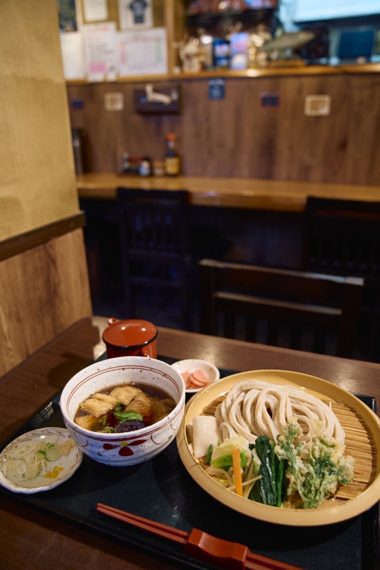 肉汁つけうどん880円。麺のみみがうさぎになることも。