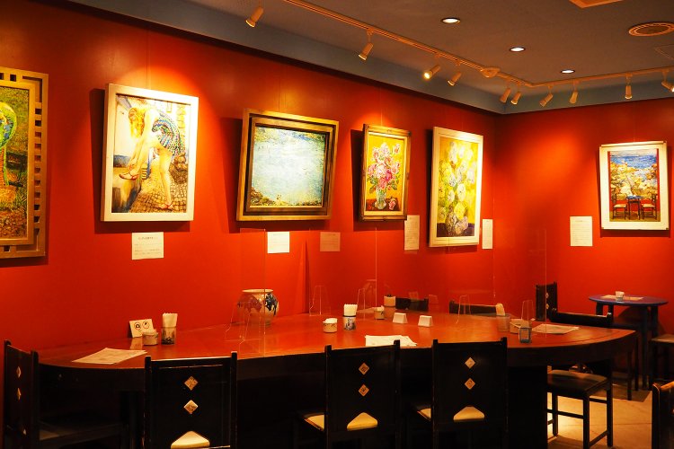 座席のすぐ目の前に作品が並ぶ。