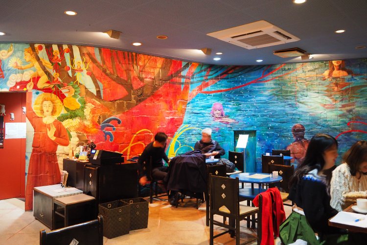 壁画は4年かけて1992年に完成し、2011年ごろに一部描き直した。