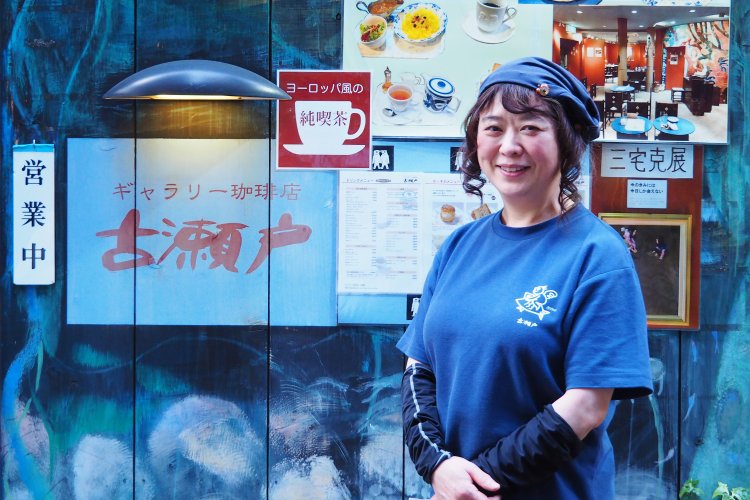 店の入り口に立つ桜井さん。